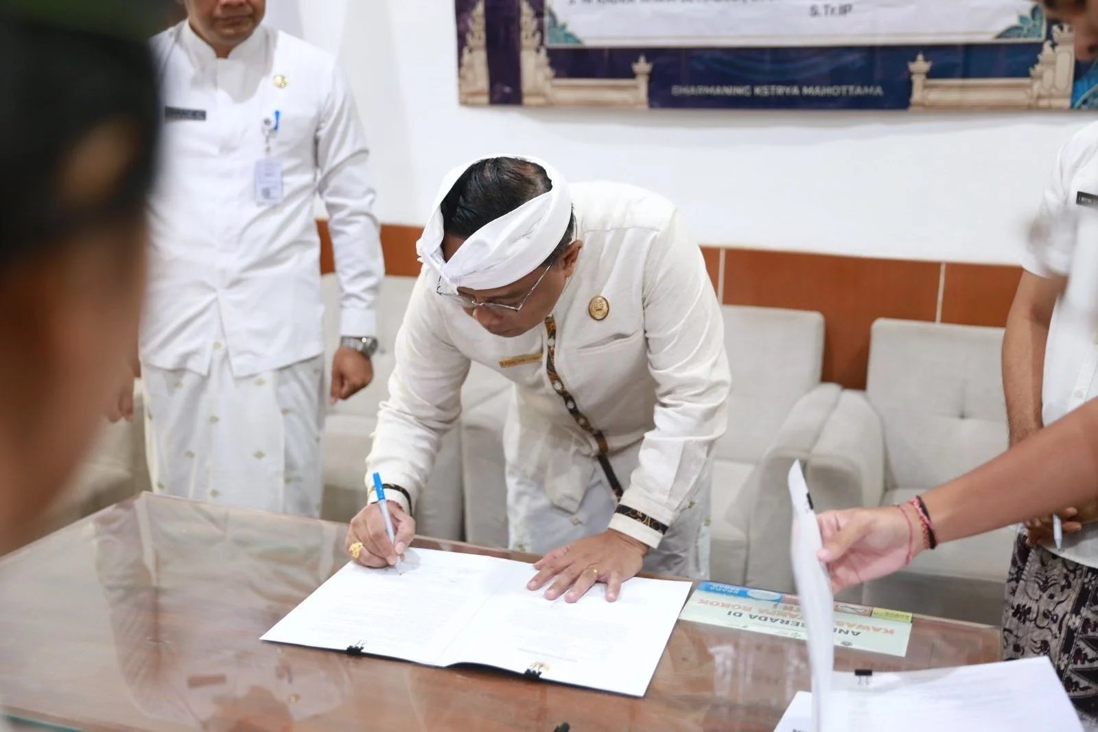 Sekretaris Daerah Kabupaten Klungkung saat mengambil sumpah jabatan empat pejabat fungsional di Ruang Vicon Kantor Bupati.