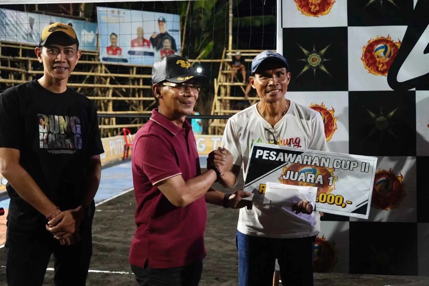 Bupati Klungkung I Made Satria saat menyerahkan trofi juara kepada tim SMS Lembongan pada penutupan Turnamen Pesawahan Cup II.