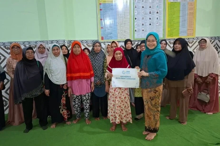 Manager PLN UP3 Bali Timur Imadya Nareswari saat menyerahkan bantuan YBM secara simbolis kepada Muslimah Tangguh di Klungkung.