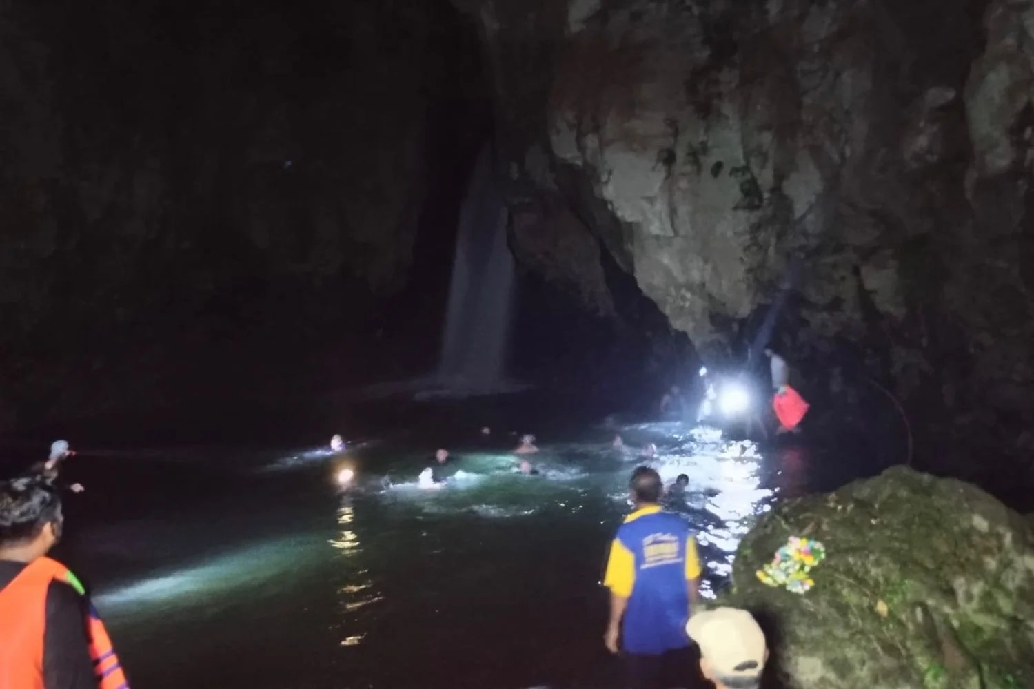 Tim SAR Gabungan melakukan pencarian korban tenggelam di Air Terjun Tembok Barak Buleleng dengan metode selam dan snorkeling.