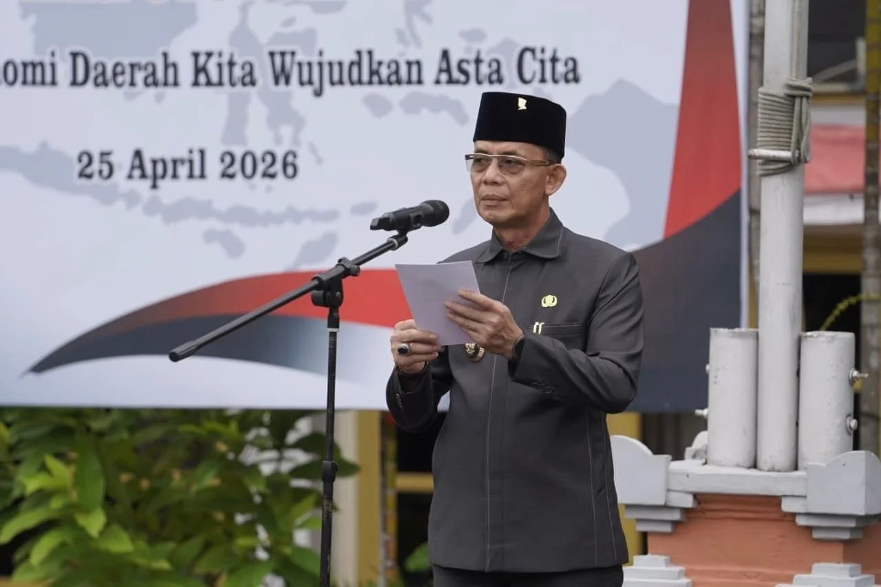 Bupati Klungkung I Made Satria saat membacakan sambutan Mendagri pada upacara Hari Otonomi Daerah ke-XXX di Kantor Bupati.