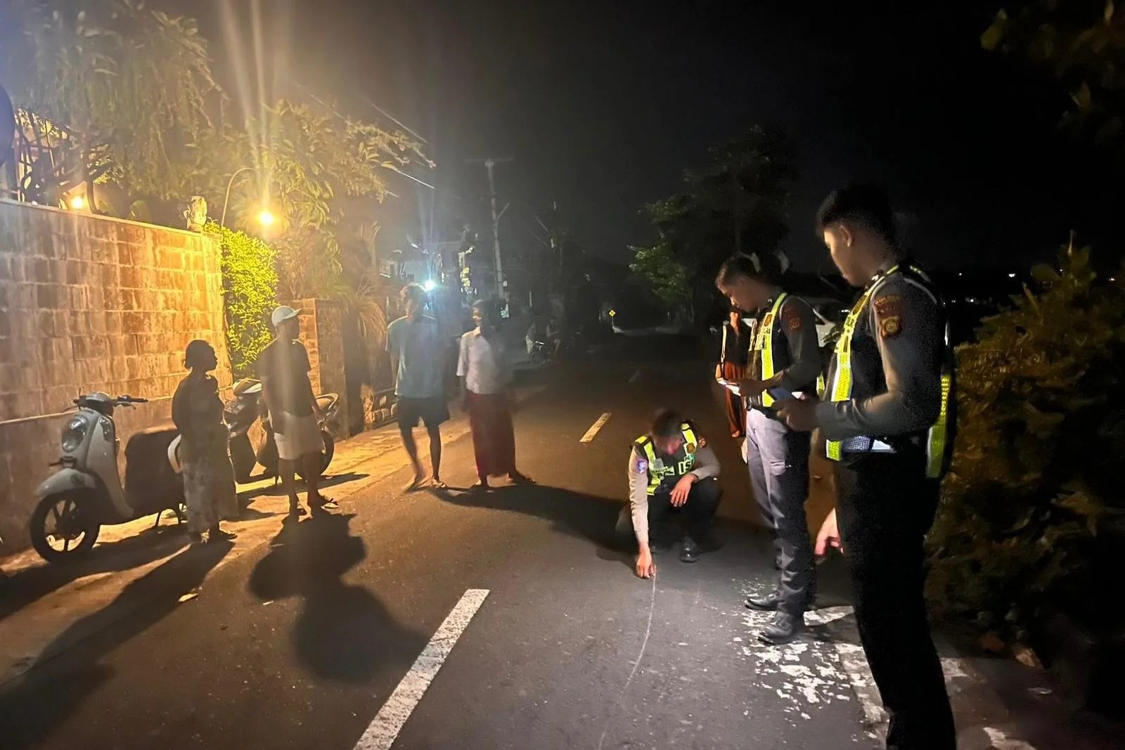 Personel Unit Lantas Polsek Nusa Penida saat melakukan olah TKP kecelakaan di Jalan Raya Suana.