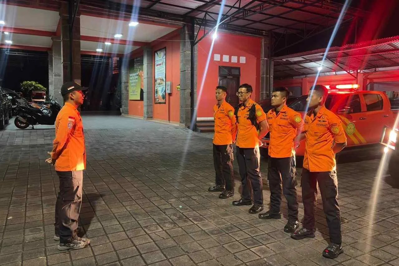 Tim SAR Gabungan melakukan pencarian terhadap pendaki yang hilang di Gunung Batukaru menggunakan drone thermal dan peralatan mountaineering.