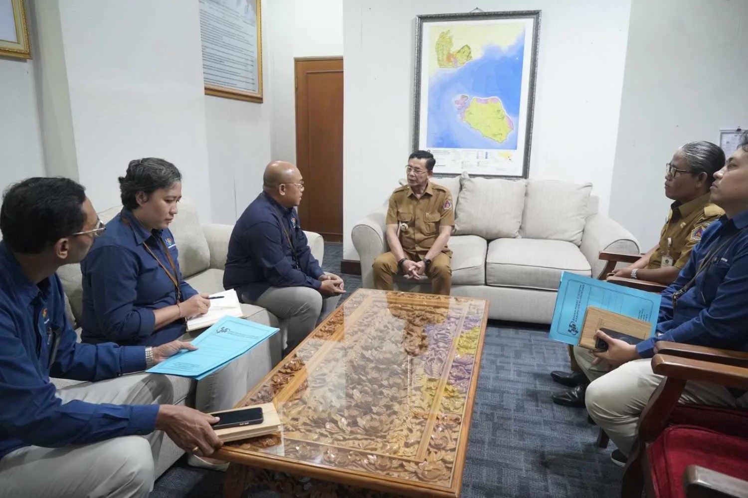 Bupati Klungkung I Made Satria saat menerima audiensi Kepala BPS Klungkung mengenai pertumbuhan ekonomi dan penurunan kemiskinan tahun 2025.