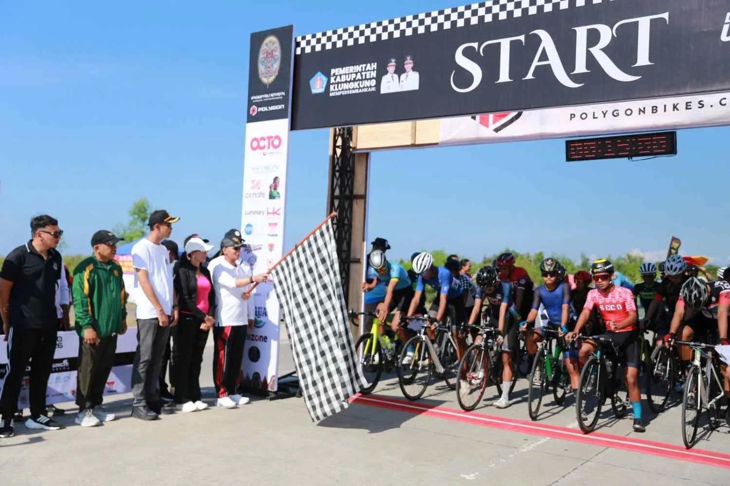 Bupati Klungkung I Made Satria melepas keberangkatan peserta balap sepeda Semarapura Criterium 2026 di PKB Gunaksa.