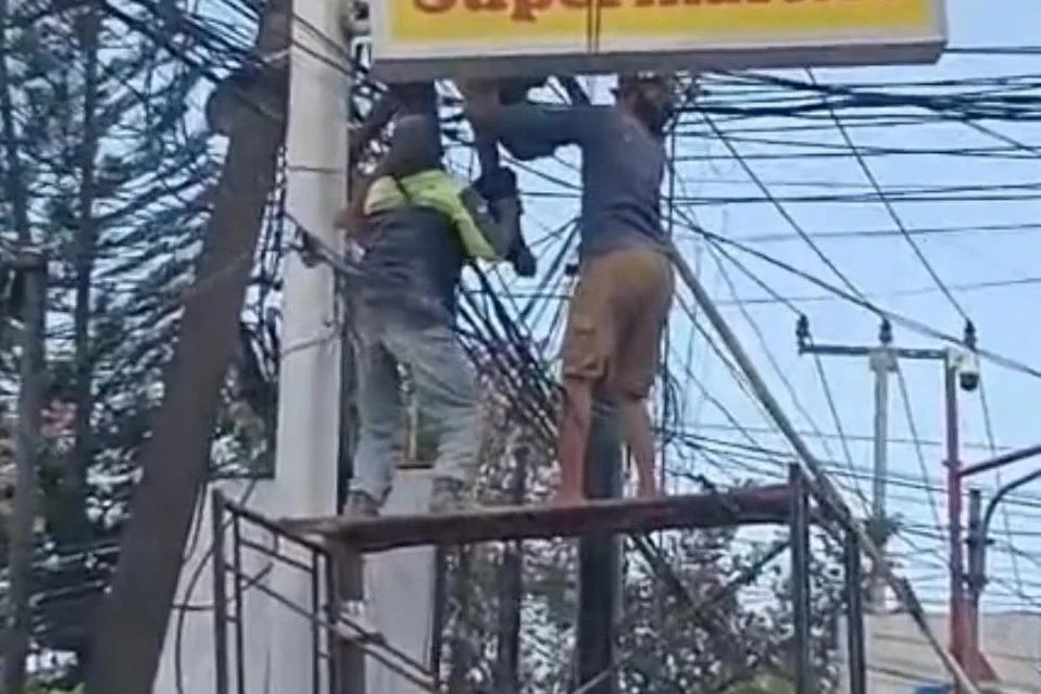 Tiang reklame di Simpang Tebongkang Ubud tempat seorang pekerja tersengat listrik tegangan tinggi hingga mengalami luka bakar 65 persen.