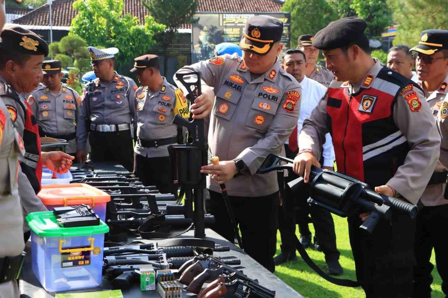 Kapolres Klungkung AKBP Mikael Hutabarat saat memeriksa kelayakan senjata api organik personel di halaman Mapolres Klungkung.