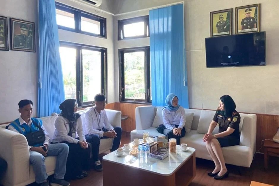 Manager PLN UP3 Bali Timur Imadya Nareswari saat menyerahkan plakat kepada Kepala Kejaksaan Negeri Bangli Yetty Herawaty dalam acara audiensi sinergi hukum.