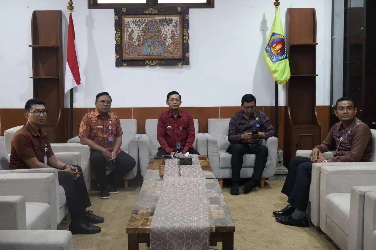 Bupati Klungkung I Made Satria bersama Sekda Klungkung saat mengikuti Rakor daring dengan Wakil Menteri Dalam Negeri RI terkait budaya kerja ASN.