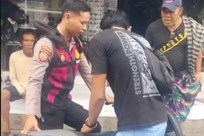 Personel Tim Jalak Nusa Polsek Nusa Penida saat menyerahkan kembali sepeda motor Honda Scoopy kepada pemiliknya, Erna Wati.