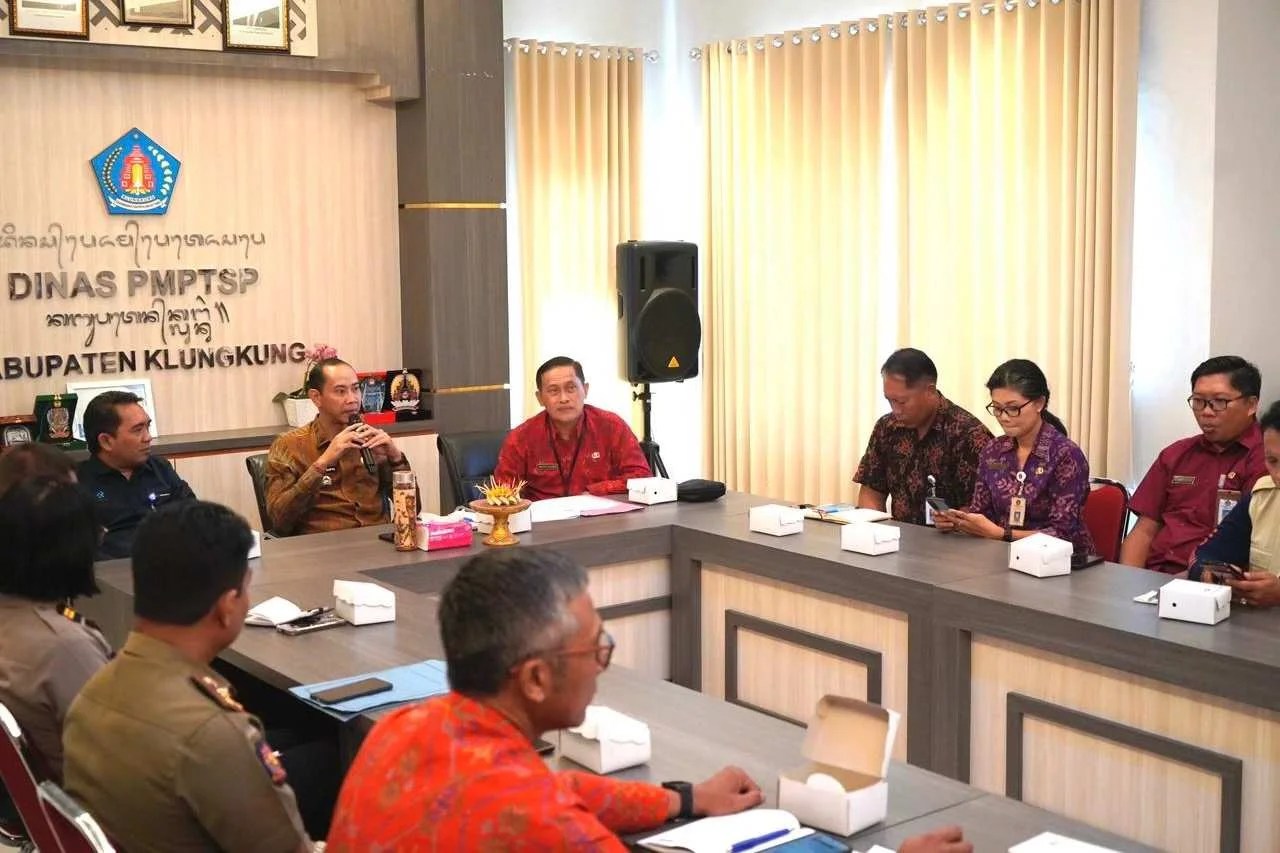 Wakil Bupati Klungkung Tjokorda Gde Surya Putra saat memimpin rapat koordinasi pemanfaatan layanan nomor panggilan darurat 112 di Kantor MPP.