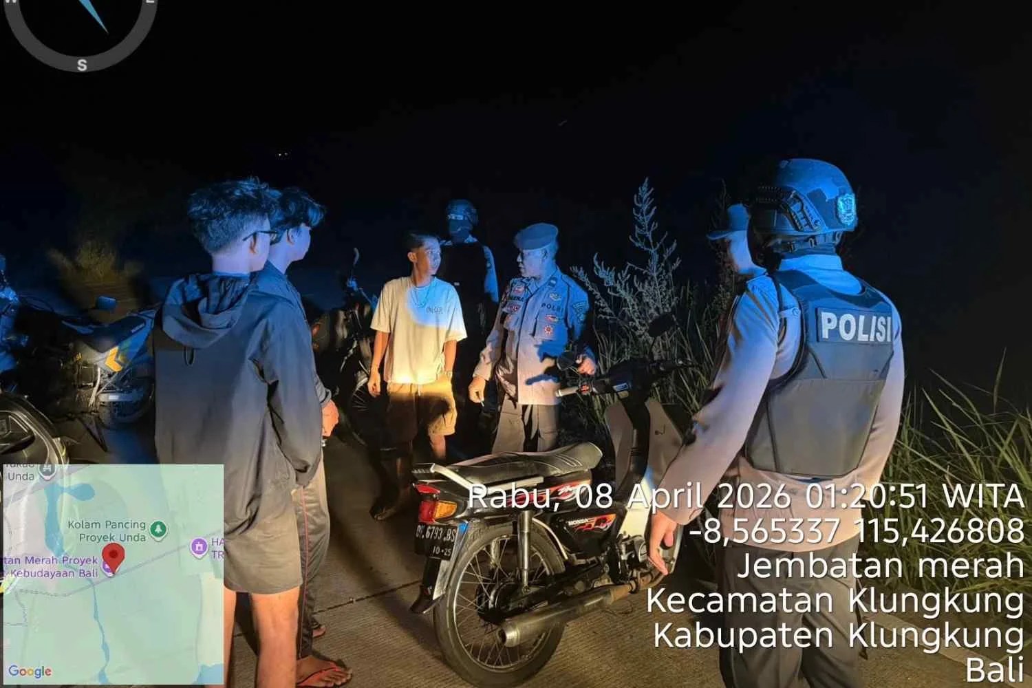 Personel Raimas Sat Samapta Polres Klungkung saat memberikan imbauan kepada remaja yang berkumpul di kawasan PKB Jembatan Merah.