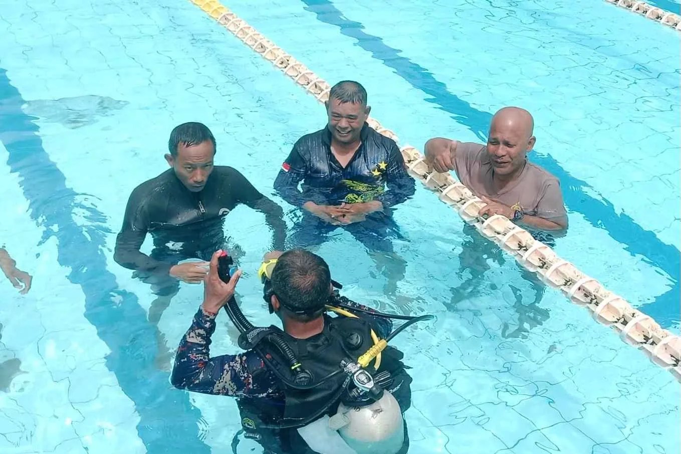 Personel Sat Polairud Polres Klungkung saat mengikuti apel dan persiapan peralatan selam di Pantai Tanjung Benoa.