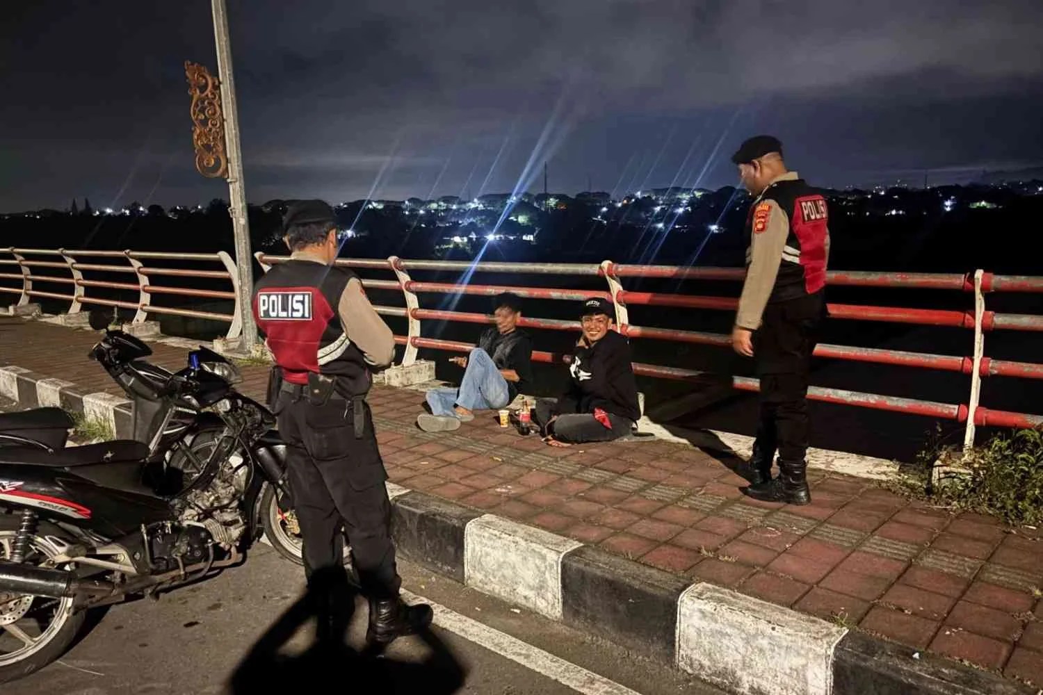 Personel Sat Samapta Polres Klungkung saat melaksanakan patroli malam menggunakan kendaraan dinas di kawasan perbankan dan pusat keramaian.