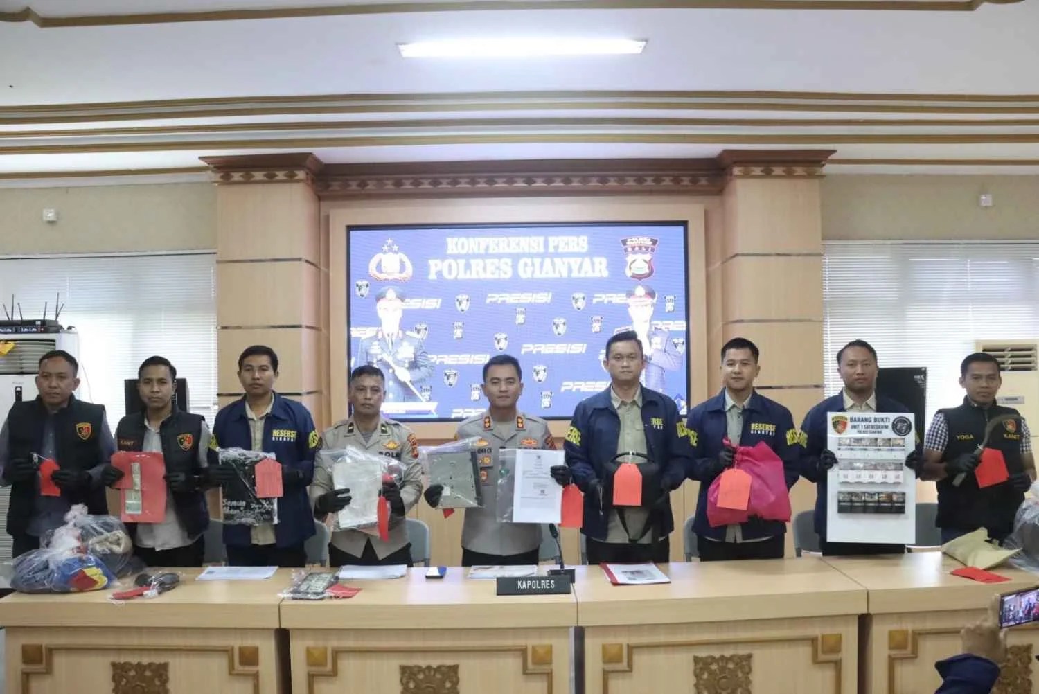 Konferensi pers Polres Gianyar terkait pengungkapan kasus TPPO anak di bawah umur yang dipekerjakan di sebuah kafe di Sukawati.