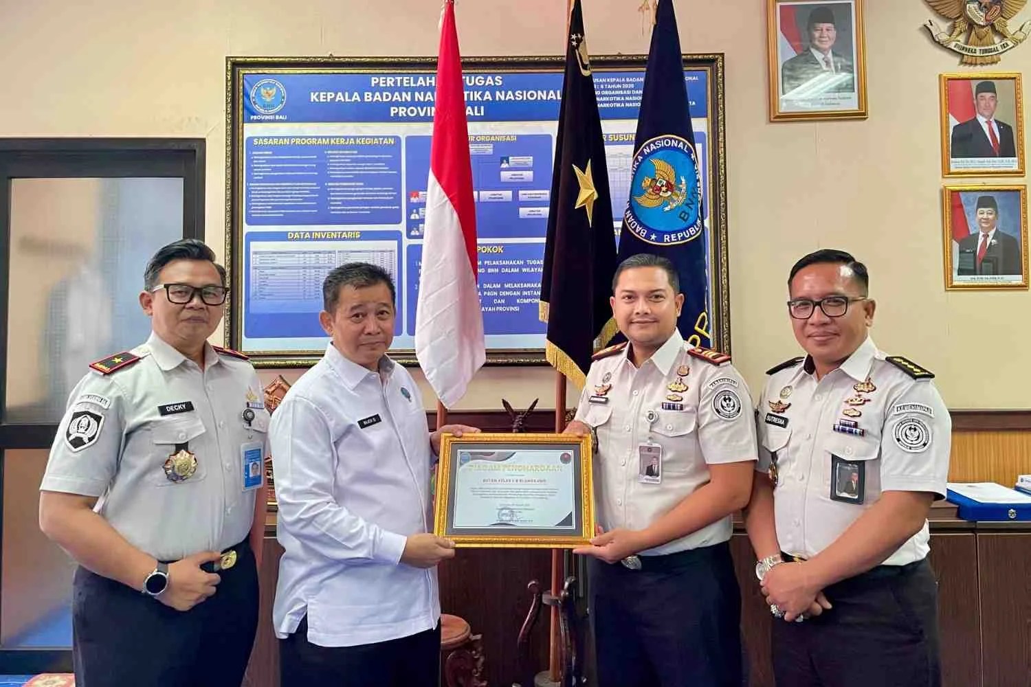 Penyerahan piagam penghargaan Rutan Bersinar dari BNN Provinsi Bali kepada Rutan Kelas IIB Klungkung.