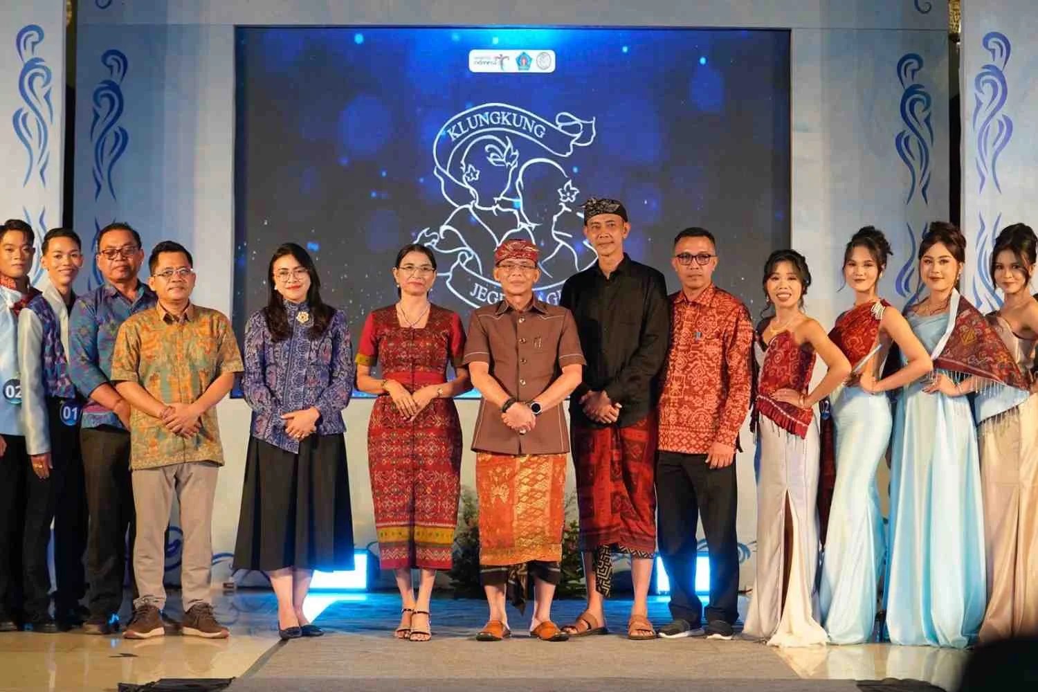 Bupati Klungkung I Made Satria bersama finalis Jegeg Bagus Klungkung 2026 saat acara Fashion Night di Balai Budaya.