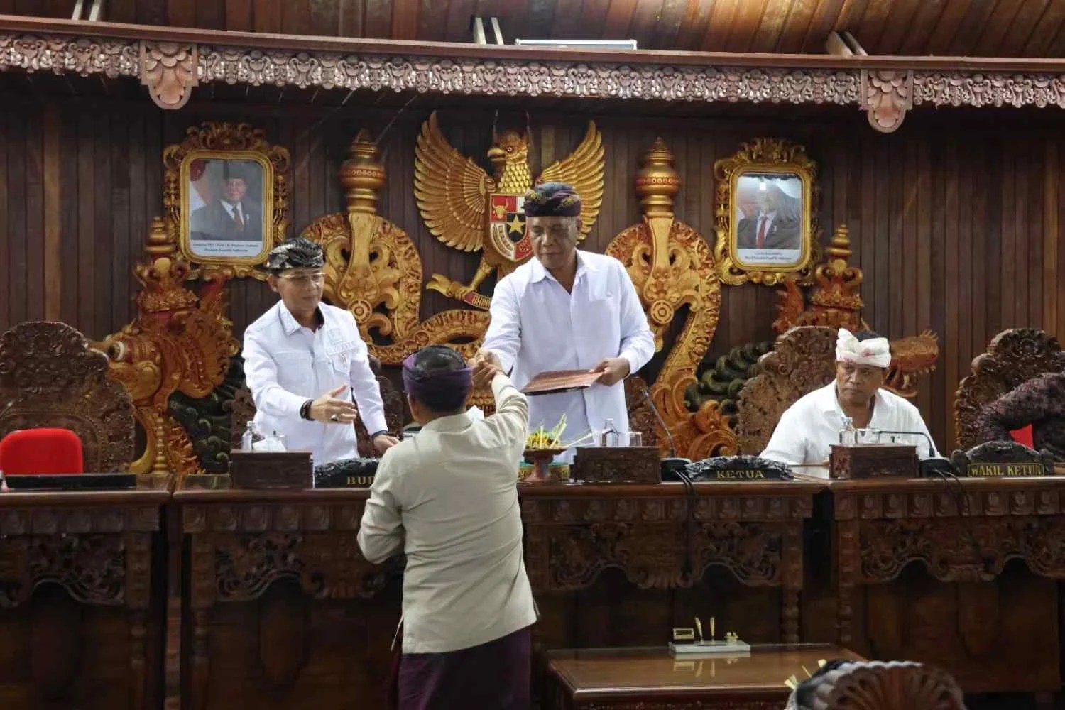 Ketua Bapemperda DPRD Klungkung Anak Agung Gede Sayang Suparta saat membacakan Ranperda Maskot dalam Rapat Paripurna.