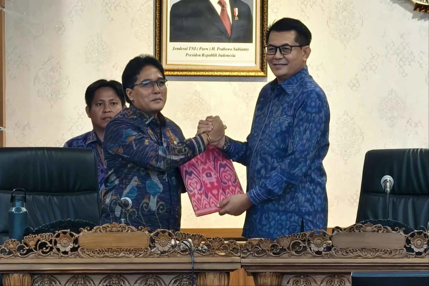 Selain Sorot Infrastruktur, DPRD Bali Usul Persoalan Kebersihan Lingkungan Agar Masuk ke Kurikulum Pendidikan DENPASAR - Melihat fakta atau fenomena yang ada, juga mencermati current issue terkait persoalan sampah di Bali yang hingga saat ini masih nampak seksi di Medsos, dipandang perlu untuk dilakukan kajian mendalam, sehingga dimungkinan persoalan kesehatan, sampah dan kebersihan lingkungan masuk dalam kurikulum pendidikan di tingkat Usia Dini (PAUD), TK dan SD. Hal itu disampaikan langsung Koordinator Pembahasan LKPJ Kepala Daerah Provinsi Bali Tahun 2025, Gede Kusuma Putra dalam Rapat Paripurna ke-35 DPRD Bali Masa Persidangan II Tahun Sidang 2025-2026 pada, Jumat (24/4/2026) yang dihadiri langsung oleh Ketua DPRD Bali, Dewa Made Mahayadnya, Pimpinan dan Anggota DPRD Bali, serta Wakil Gubernur Bali, I Nyoman Giri Prasta. Masih dalam persoalan sampah, bahwa sebelumnya Anggota DPRD Bali, Gede Harja Astawa mengatakan meningkatkan efektivitas penanganan sampah, tidak cukup hanya berupa himbauan atau ancaman penerapan sanksi, akan tetapi harus dengan langkah nyata seperti pemberian Tempat Pengolahan Sampai (Komposter) kepada rumah tangga, dan Mesin Pemilah/Pencacah kepada Desa Adat, sehubungan banyak masyarakat/rumah tangga terutama di perkotaan tidak mungkin membuat “Teba Modern” sebagai akibat keterbatasan lahan/pekarangan. "Jadi Provinsi Bali yang memiliki citra baik dimata nasional dan internasional tetapi secara implementasi terdapat permasalahan seperti ekologis, abrasi, kerusakan infrastruktur pesisir, sampai peningkatan volume sampah, harus menjadi penegas bahwa pembangunan di Bali belum sepenuhnya selaras antara aspek ekonomi, lingkungan, dan sosial budaya. Pertumbuhan jumlah wisatawan harus diimbangi dengan penguatan lingkungan, penataan tata ruang, dan pelestarian budaya Bali. Karenanya, untuk mengatasi masalah ini perlu mengambil langkah yang lebih tegas dan terarah, fokus pada pembangunan kualitas nyata," ujarnya pada Rapat Paripurna DPRD Bali ke-31 Masa Persidangan II Tahun Sidang 2025-2026. Selain soal sampah, Gede Kusuma Putra lebih lanjut menyinggung berlakunya Perda No. 4 tahun 2026 tentang pengendalian alih fungsi lahan produktif dan larangan ahli kepemilikan lahan secara Nominee. Katanya perlu dilakukan kajian yang mendalam oleh Pemerintah Provinsi Bali yang melibatkan Stakeholder’s guna dipikirkan kemungkinan ada regulasi baru tentang ketinggian bangunan di zona-zona tertentu atau peruntukkan tertentu sepanjang tidak menciderai radius kesucian. Terakhir, soal infrastruktur, DPRD Bali meminta Pemerintah Provinsi Bali untuk lebih intensif berkoordinasi dengan Pemerintah Kabupaten/Kota guna mencermati kondisi infrastruktur jalan yang masih rusak.