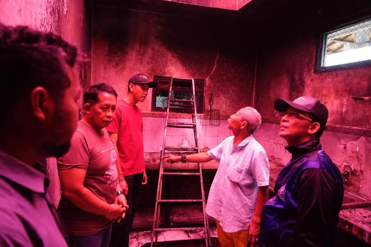 Bupati Satria Hadir Beri Semangat dan Bantu Korban Kebakaran di Banjar Sengguan