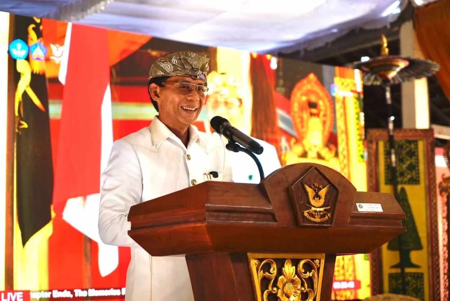 Bupati Klungkung I Made Satria saat memberikan motivasi dalam acara pelepasan siswa kelas XII SMAN 1 Semarapura sebagai alumni angkatan 35 tahun silam.