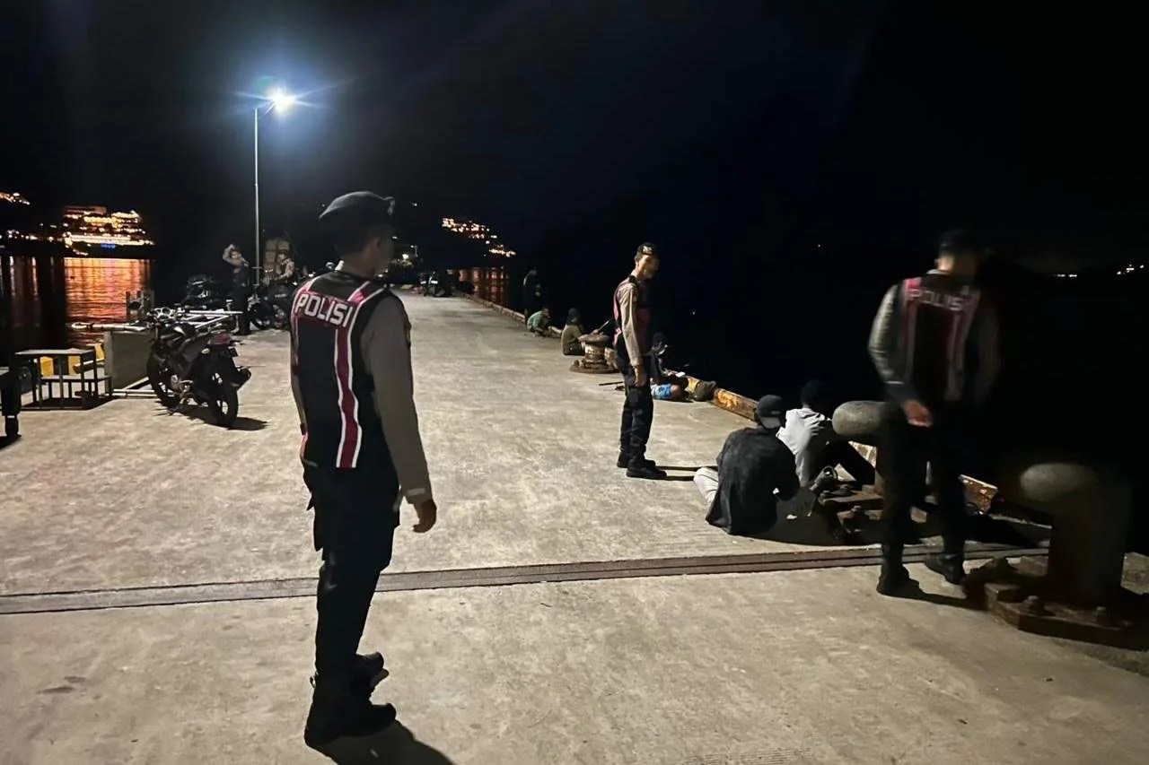 Personel Unit Samapta Polsek Nusa Penida saat melakukan patroli dialogis dan memberikan imbauan kamtibmas kepada warga di Dermaga Banjar Nyuh.