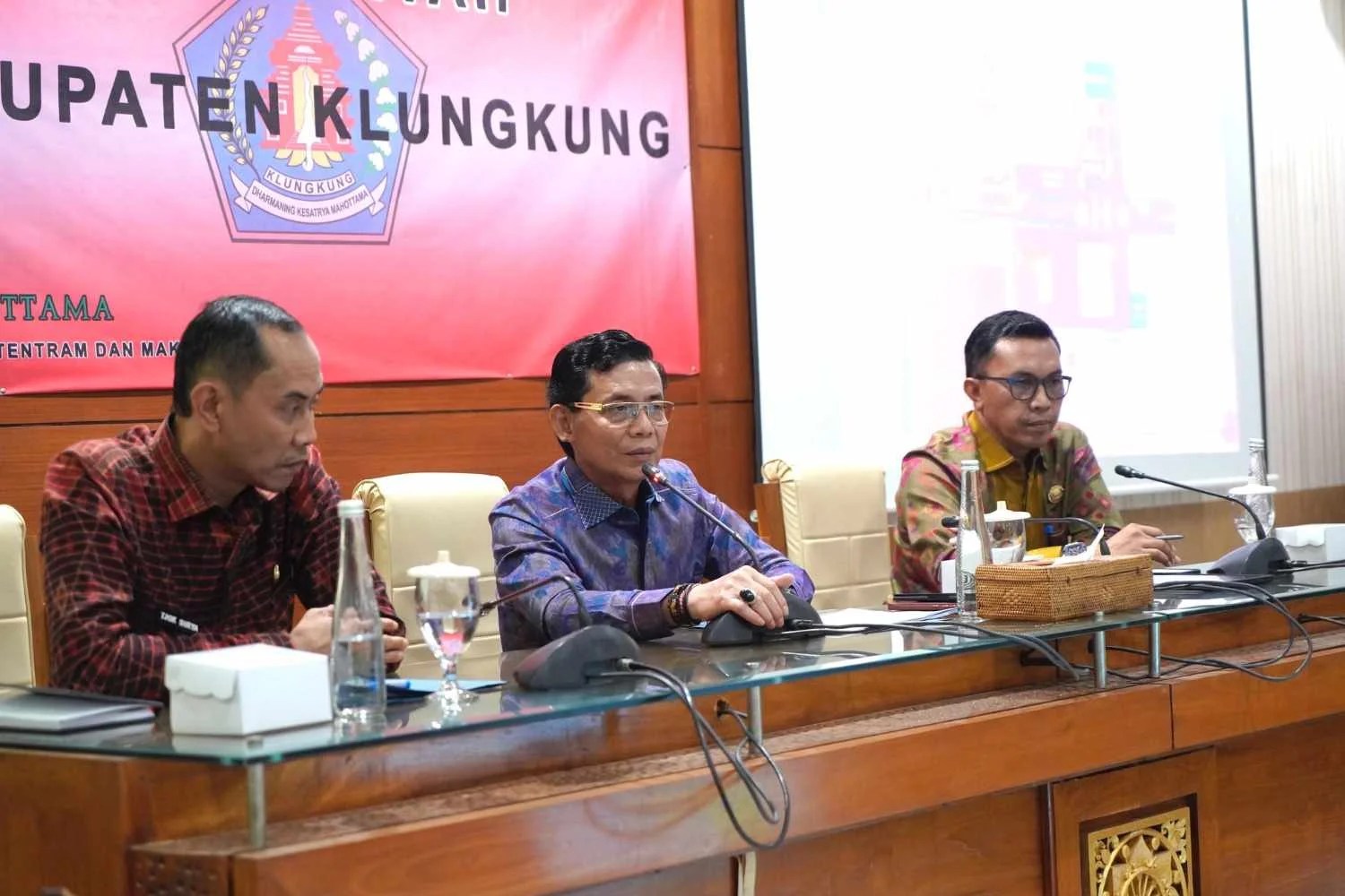 Bupati Klungkung I Made Satria didampingi Wabup Tjok Surya saat memimpin rapat teknis kesiapan Festival Semarapura ke-8 di ruang Praja Mandala.