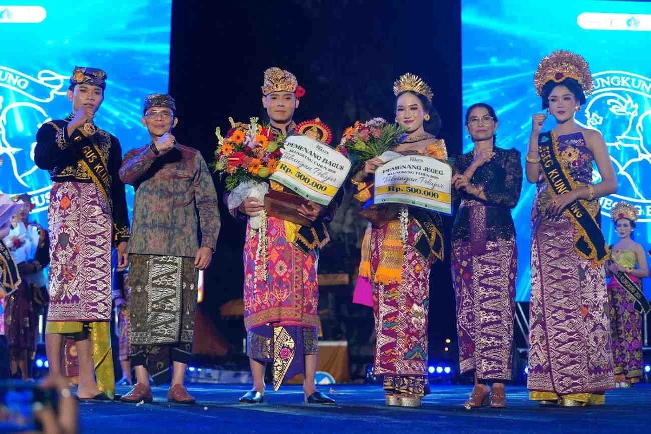 Putu Orlon Putra Santosa dan Ni Luh Komang Chika Widhi Sari saat dinobatkan sebagai Jegeg Bagus Klungkung 2026 di Festival Semarapura 8.