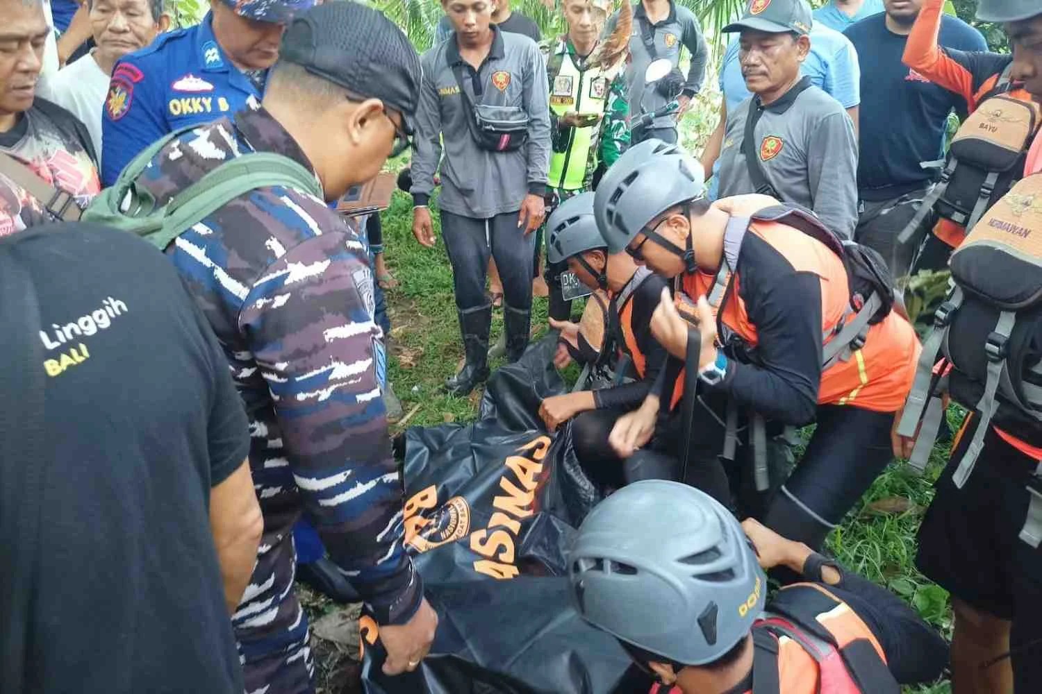 Tim SAR gabungan melakukan evakuasi jenazah korban terseret arus Sungai Yeh Aya di kawasan Bendungan Tamblang Buleleng.