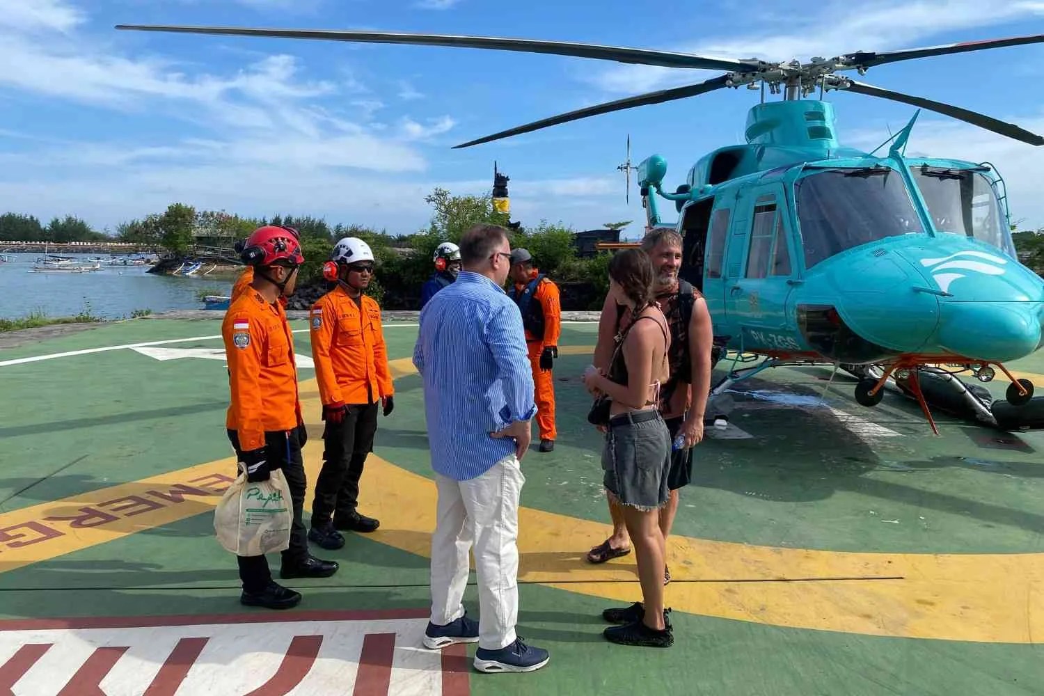 Personel Basarnas Bali melakukan proses evakuasi sistem hoisting menggunakan helikopter terhadap WNA Rusia yang terjebak di tebing Pantai Cemongkak.