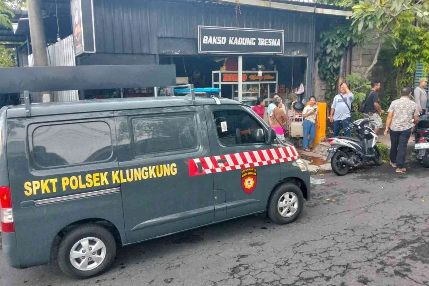 Seorang buruh bernama Ashari diamankan polisi setelah mengamuk di Warung Bakso Kadung Tresna Klungkung.