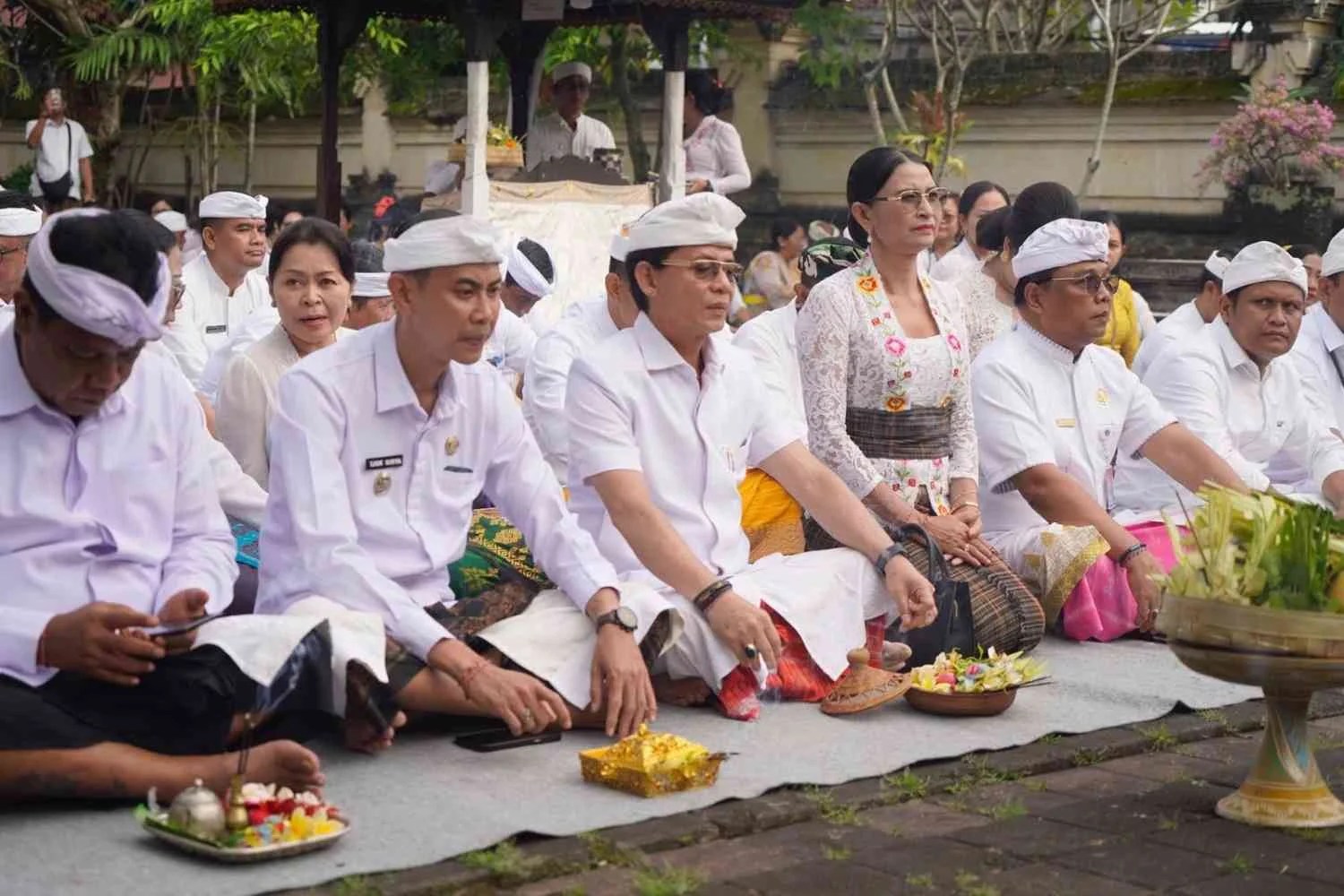 Bupati Klungkung I Made Satria didampingi Wabup Tjok Surya saat melaksanakan persembahyangan bersama di Pura Jagatnatha dalam rangka HUT Kota Semarapura ke-34.