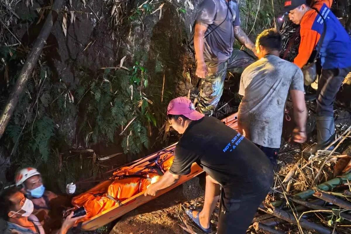 Tim BPBD Gianyar dan Polsek Ubud saat melakukan evakuasi jenazah I Wayan Saja dari dasar Sungai Beji yang memiliki medan terjal.