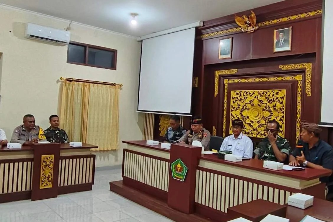 Kabag Ops Polres Klungkung Kompol Nyoman Budiasa saat memberikan arahan dalam sosialisasi penanganan konflik sosial di Desa Gelgel.
