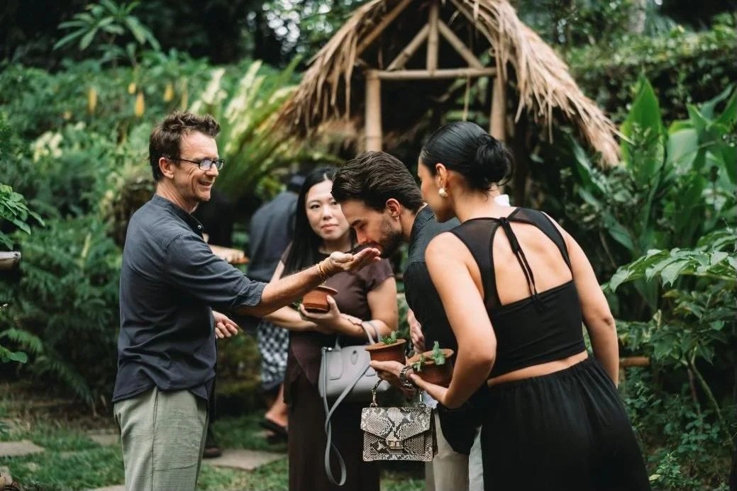 Detail arsitektur artisanal New Moon House di Bambu Indah Resort yang menggunakan material bambu dan tembaga.