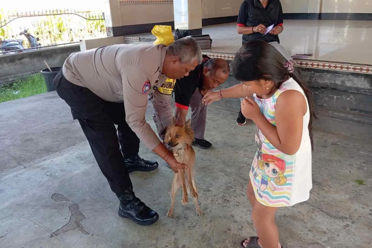 Monitoring Vaksinasi HPR, Bhabinkamtibmas Juga Sosialisasikan Layanan SKCK Online ke Warga Paksebali