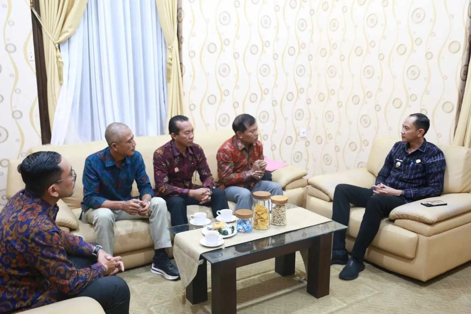 Wakil Bupati Klungkung Tjokorda Gde Surya Putra saat menerima audiensi jajaran pengurus Forum BPD Klungkung di ruang kerja Wakil Bupati.