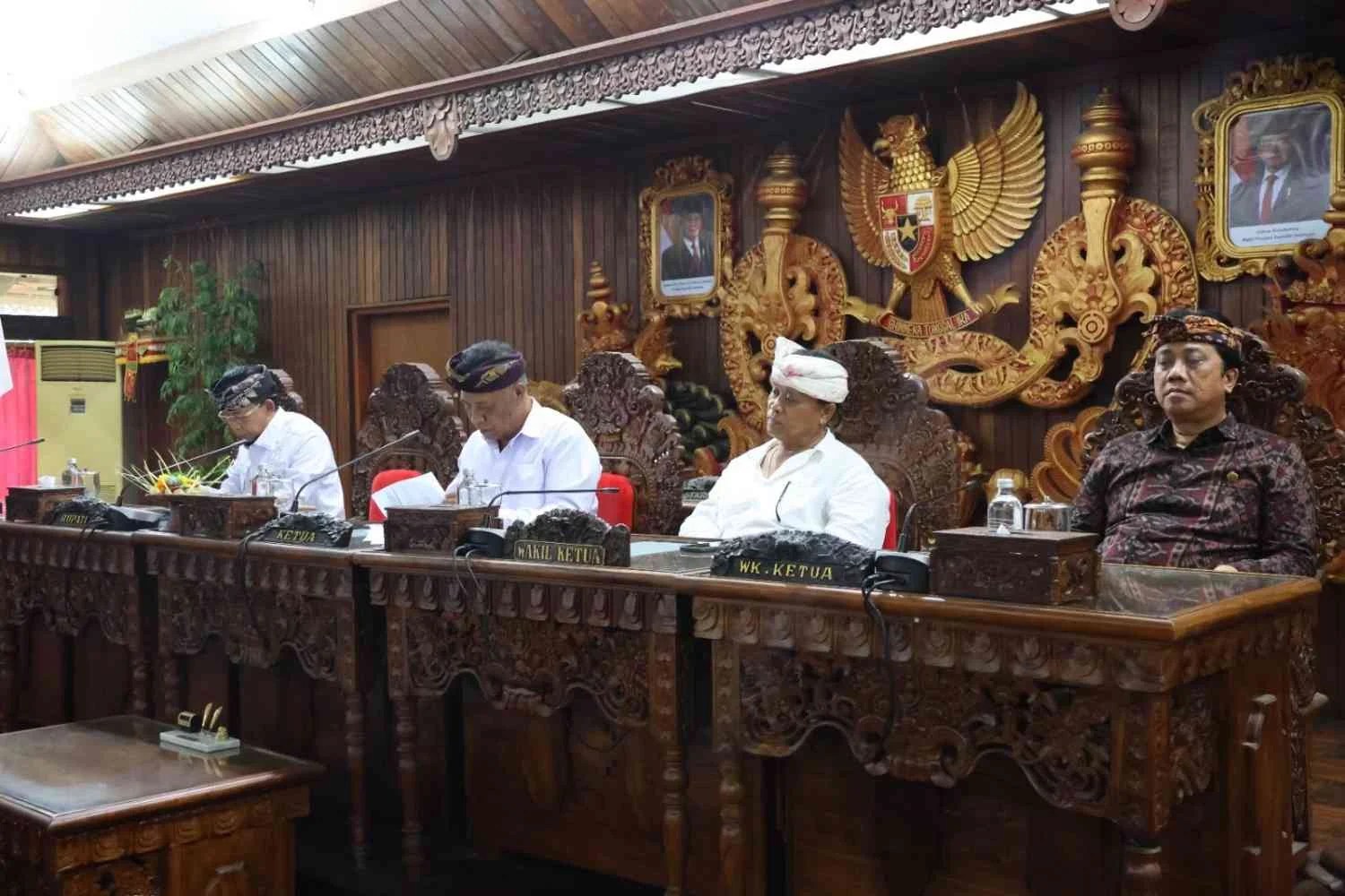 Suasana Rapat Paripurna DPRD Klungkung saat membahas jawaban atas pandangan Bupati mengenai Ranperda Pemberdayaan Usaha Mikro.
