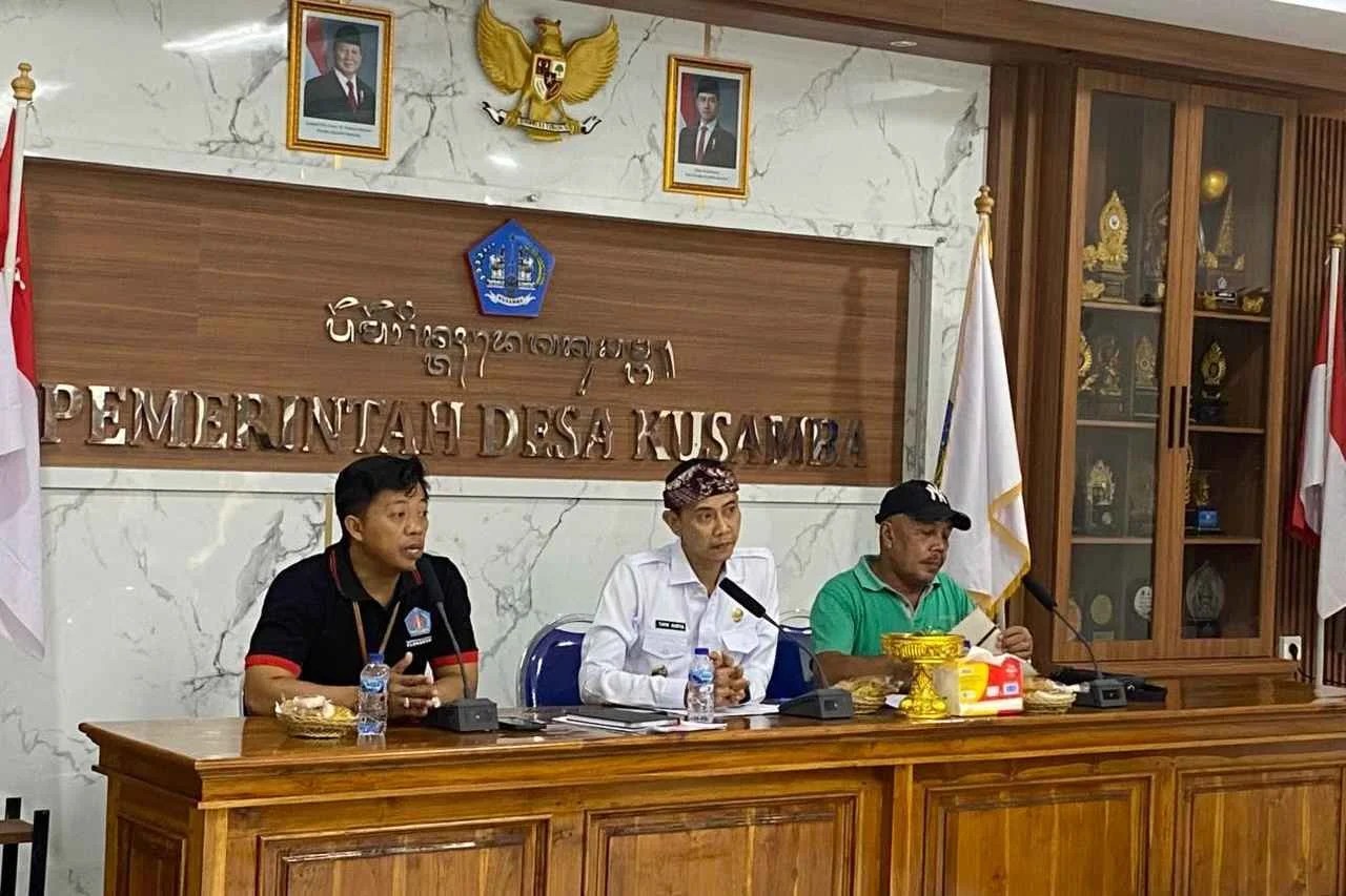 Wakil Bupati Klungkung Tjokorda Gde Surya Putra saat memimpin rapat koordinasi relokasi warga terdampak abrasi Pantai Monggalan di Kantor Desa Kusamba.