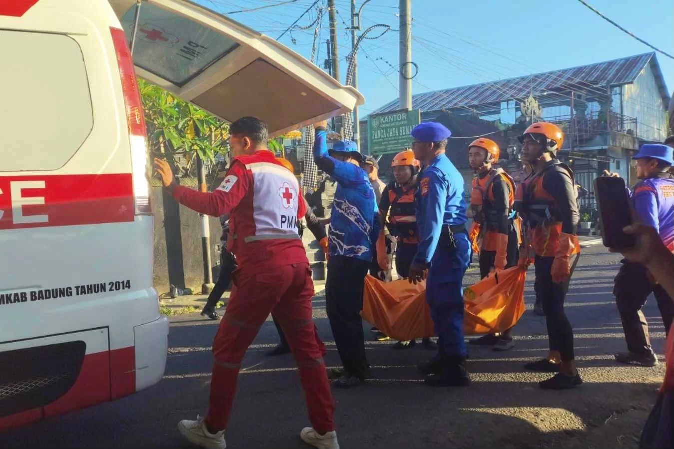 Tim SAR gabungan saat melakukan proses evakuasi jenazah pemuda asal Malang yang jatuh di Bendungan Mengwi Badung.