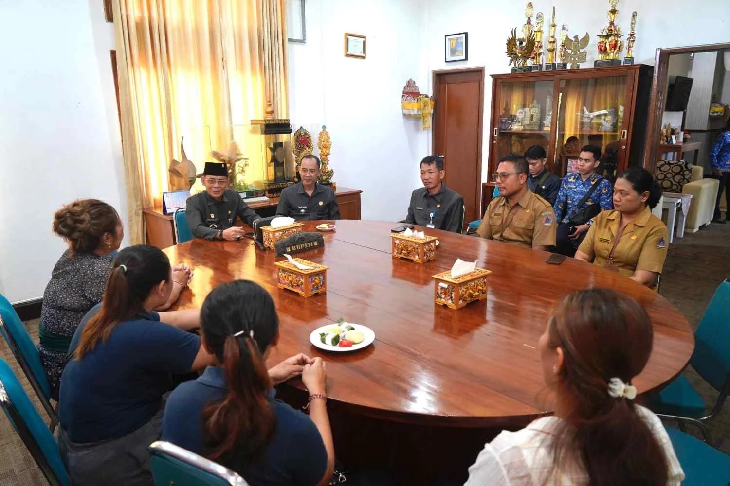 Bupati Klungkung I Made Satria memberikan pembekalan motivasi kepada dua PMI asal Dawan yang akan berangkat bekerja ke Turki.