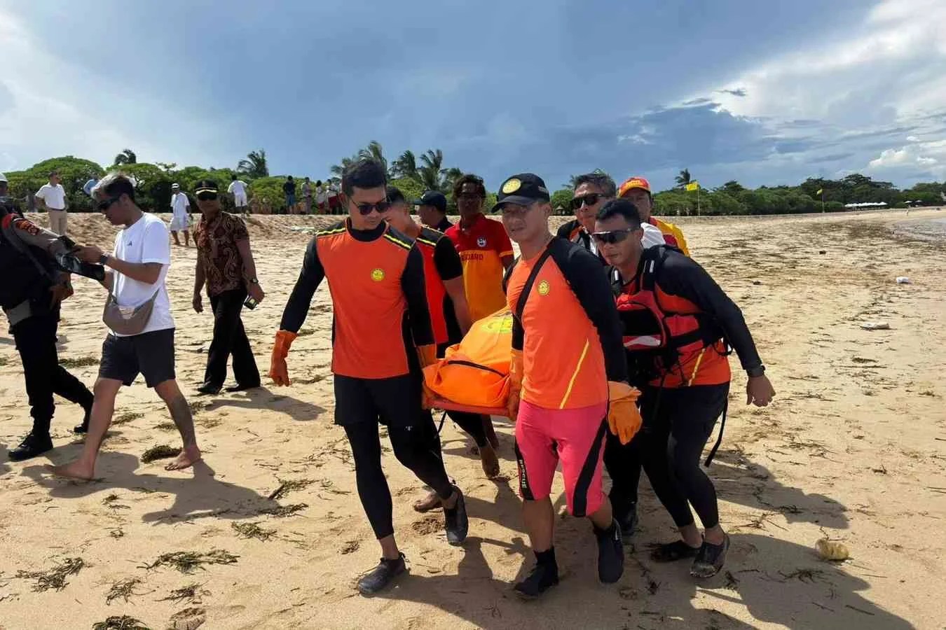 Tim SAR Gabungan saat mengevakuasi jenazah WNA Serbia yang ditemukan terdampar di Pantai Mengiat Nusa Dua.
