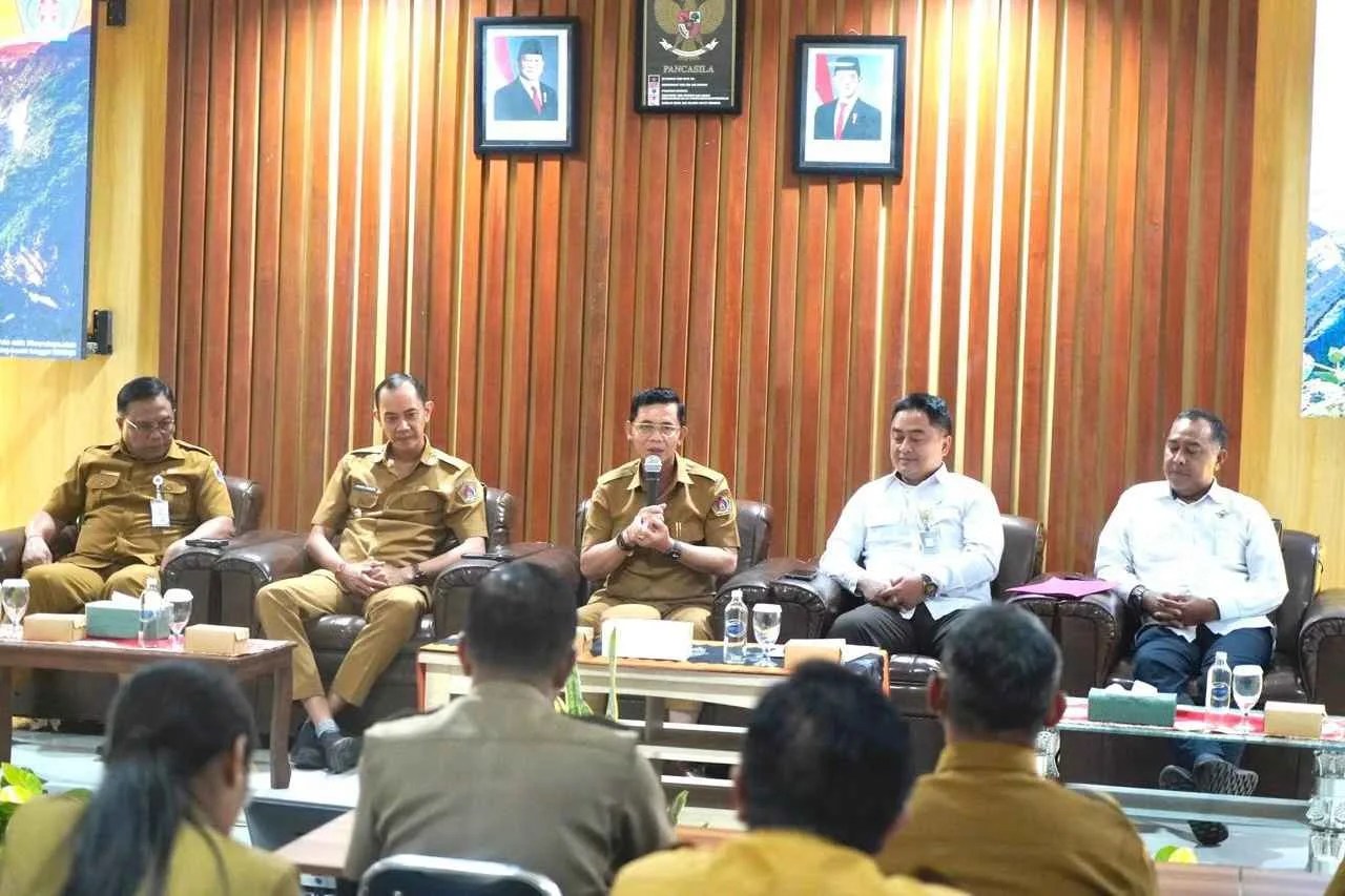 Bupati Klungkung I Made Satria saat memberikan arahan dalam Entry Meeting bersama BPK RI di Kantor Inspektorat.