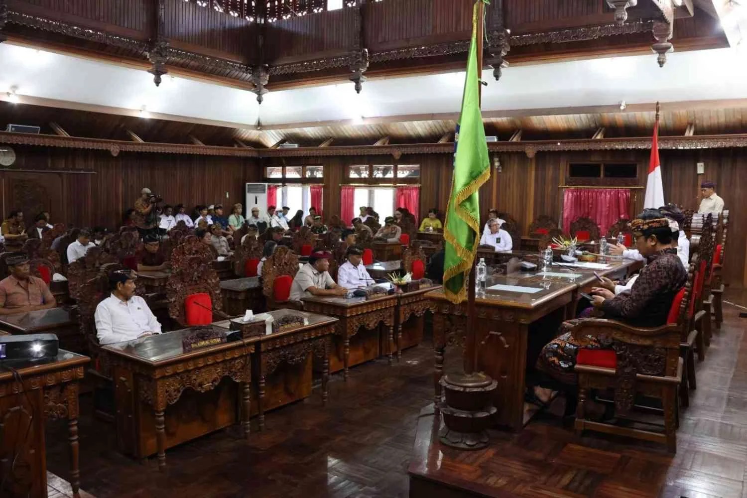 Ketua Bapemperda DPRD Klungkung Anak Agung Gede Sayang Suparta saat membacakan jawaban atas pandangan Bupati Klungkung dalam Rapat Paripurna.