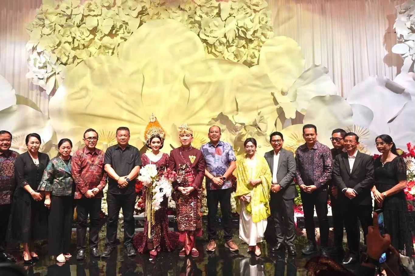 Bupati Klungkung I Made Satria saat memberikan ucapan selamat kepada Jimmy Susilo dan Gusti Ayu Diah Candradewi di pelaminan.