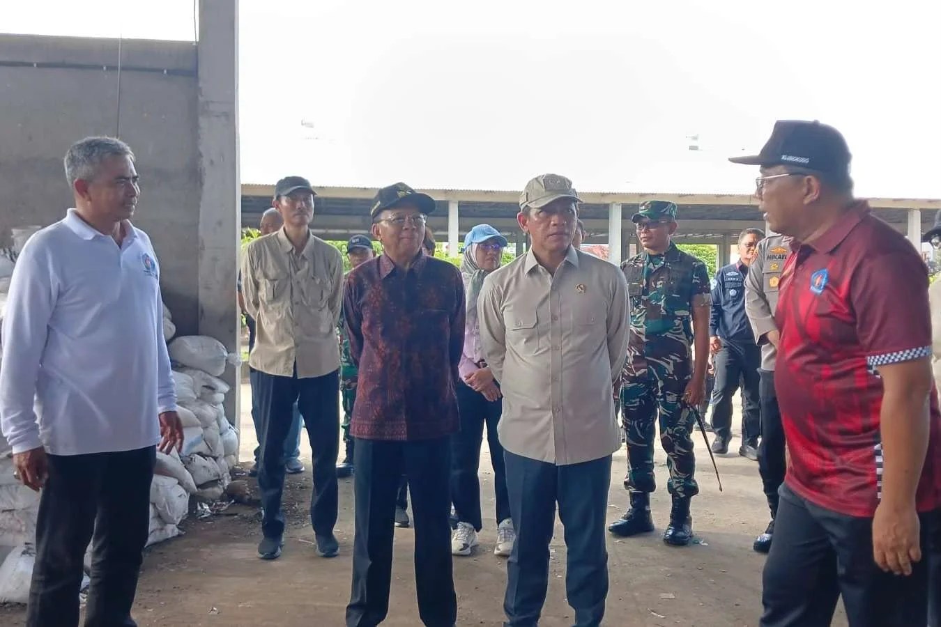 Menteri Lingkungan Hidup Hanif Faisol Nurofiq saat meninjau hasil pengolahan kompos di TOSS Center Klungkung bersama Gubernur Bali Wayan Koster.