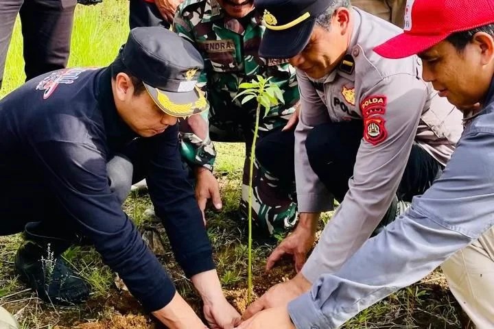 Wakil Bupati Bangli I Wayan Diar saat menanam bibit pohon dalam aksi pelestarian alam di Pura Dalem Buungan.