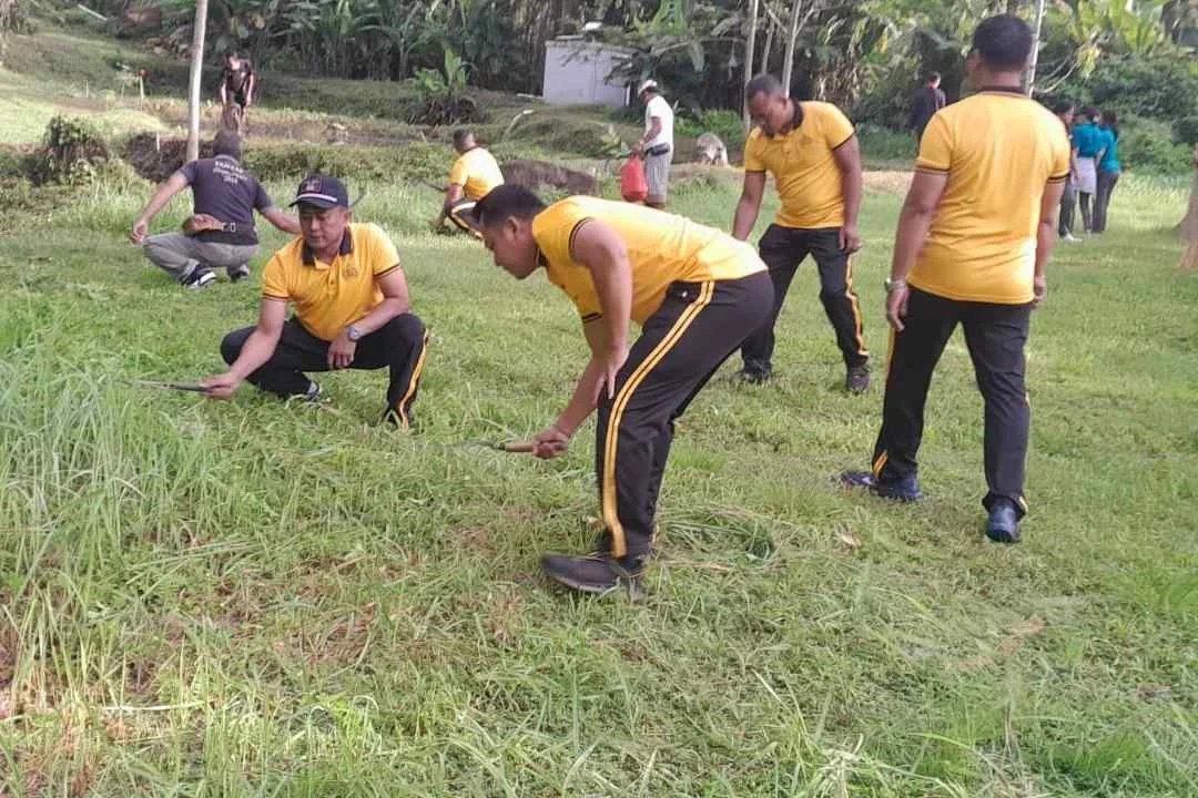 Personel Polsek Banjarangkan bersama Camat Banjarangkan dan staf desa saat mengumpulkan sampah plastik dalam aksi Indonesia Asri di Pura Pesiraman Petapan Desa Aan.