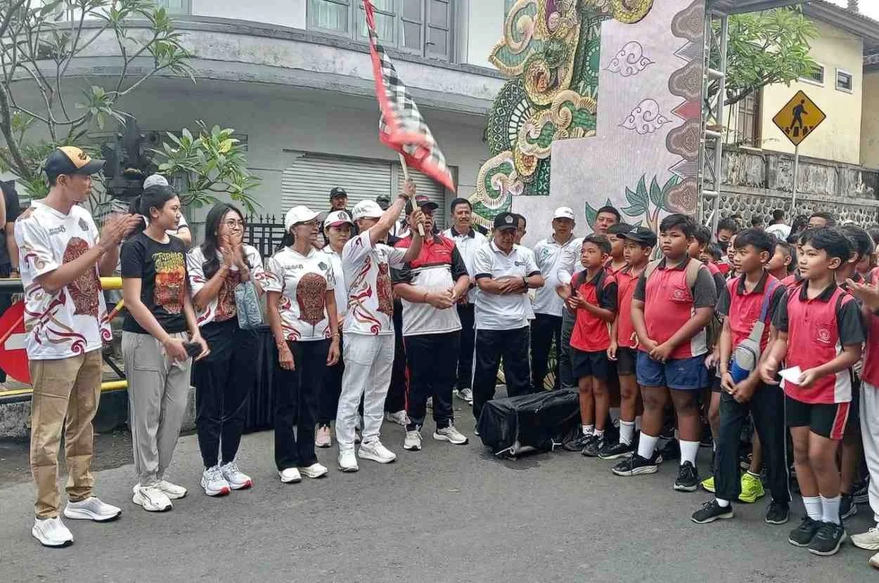 Bupati Klungkung I Made Satria dan jajaran saat mengikuti kegiatan Fun Walk Festival Semarapura ke-8.
