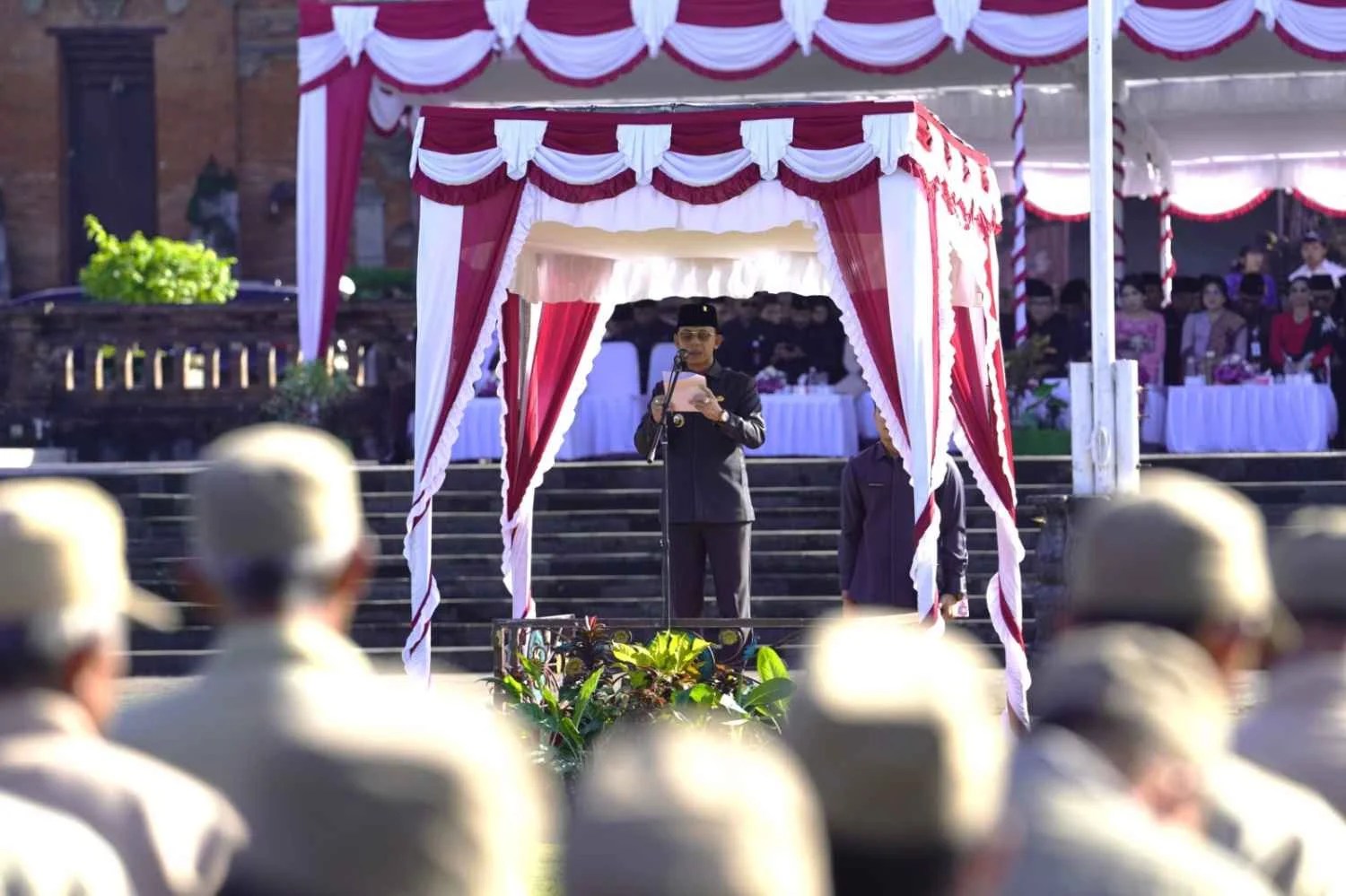 Bupati Klungkung I Made Satria saat membacakan pidato Menkomdigi sebagai Inspektur Upacara Harkitnas ke-118 di Alun-alun Ida Dewa Agung Jambe.